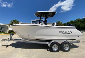 2026 Robalo R230 Solid White Boat